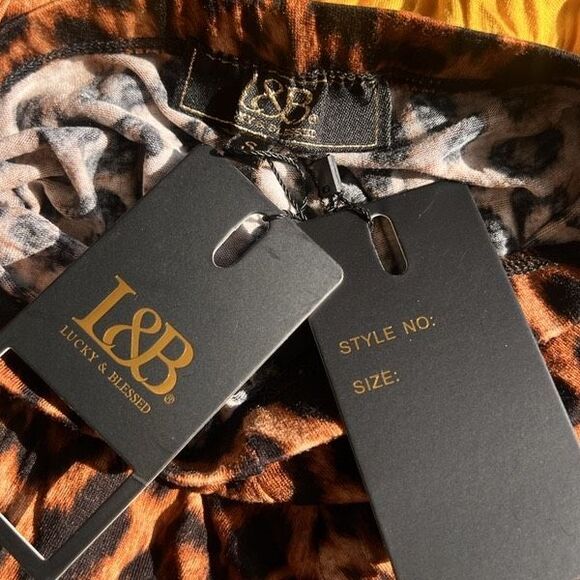 L & B Lucky & Blessed NWT Leopard print Bell Bottoms NWT Size Small - Picture 3 of 3